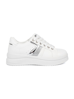 Fehér színű sneaker cipő fémes ezüstszínű akcentussal