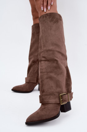 Magassarkú cipő visszahajtott szárral és csattal, bézs