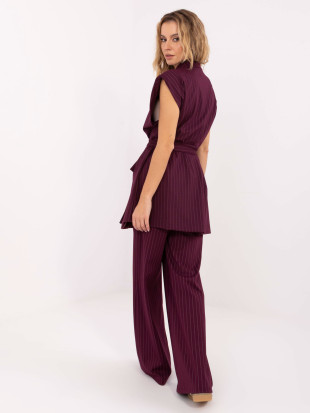 Elegáns bordó mellény övvel és csíkos mintával