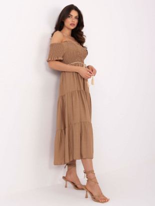 Camelbarna színű off-shoulder fazonú midi ruha