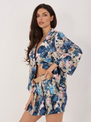 Sötétkék színű virágmintás bő szárú rövidnadrág övvel