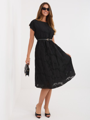 Fekete színű bővülő midi ruha övvel