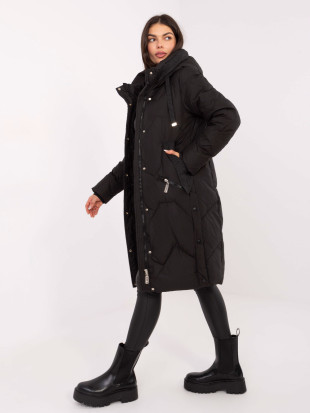 Hosszú fekete steppelt kabát kapucnival