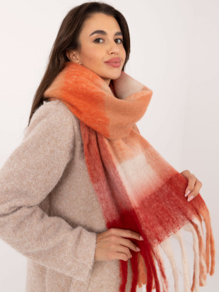 Piros színű sál kockás mintával