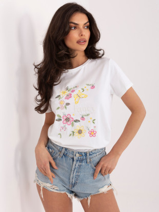 Fehér színű póló applikációval és hímzéssel